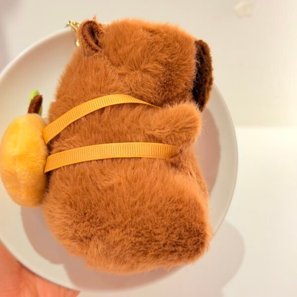 Llavero capybara fruta
