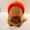 Peluche de capybara capucha fresa
