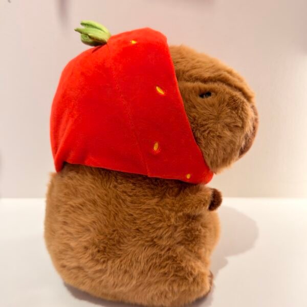 Peluche de capybara capucha fresa