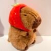 Peluche de capybara capucha fresa