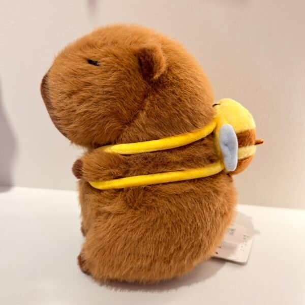 IMG_1570 Peluche de capybara mochila abeja