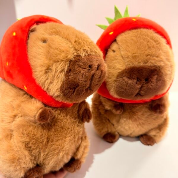 Peluche de capybara capucha fresa