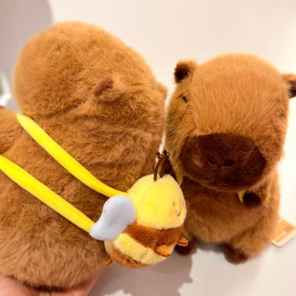 Peluche de capybara mochila abeja