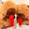 Peluche de capybara con tanghulu